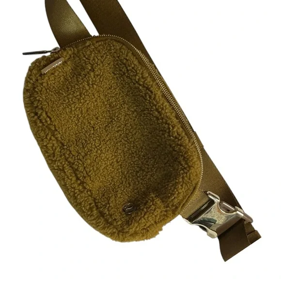 Lululemon Everywhere Belt Bag 
Fleece - Picture 4 of 15